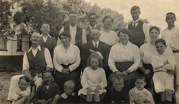 Extended Lyons family at 'Ellendale' about 1912